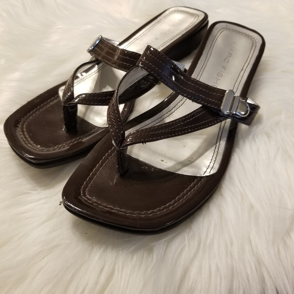 Marc Fisher sz 9.5 Brown Thong Sandals